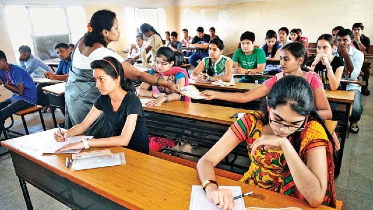 தேர்வு எழுதும் மாணவர்கள்
