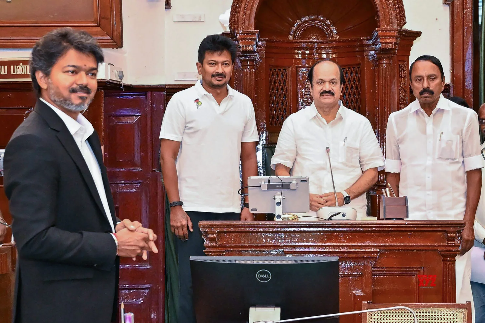 சபாநாயகர் இருக்கையில் ஜான் கிறிஸ்டியன் தேவரம் பிரபாகர் — உடன் முதலமைச்சர் ச. ஜோசப் விஜய் (இடது)
