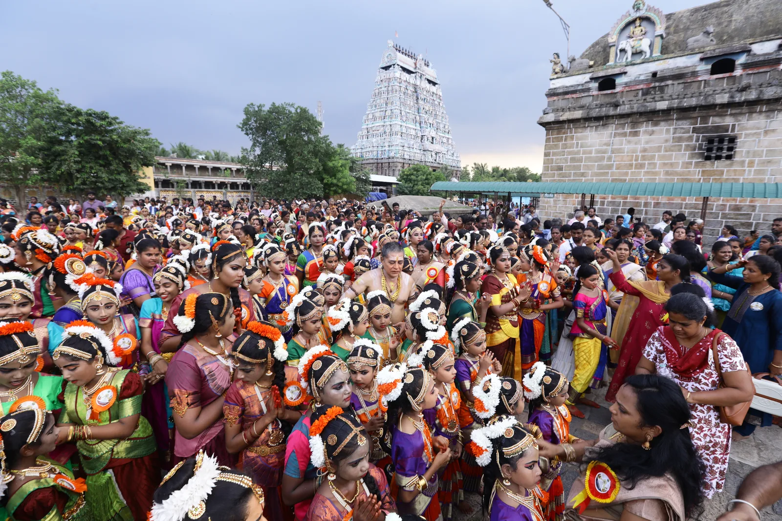 கிழக்கு கோபுரத்தின் முன் கூடிய 1,008 இளம் பரதநாட்டியக் கலைஞர்கள்