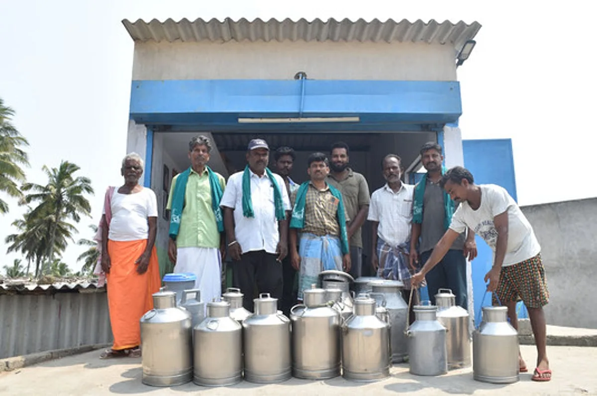 பால் கொள்முதல் நிலையத்தில் பால் உற்பத்தியாளர்கள் — கோப்புப் படம்