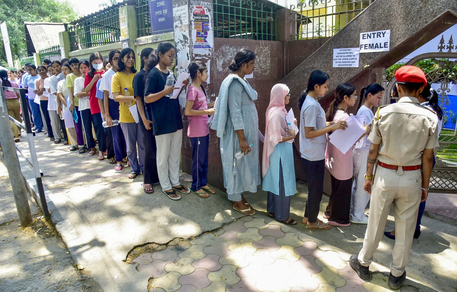 நீட் தேர்வு நாள் — தேர்வு மையத்தில் நுழையக் காத்திருக்கும் மாணவிகள்