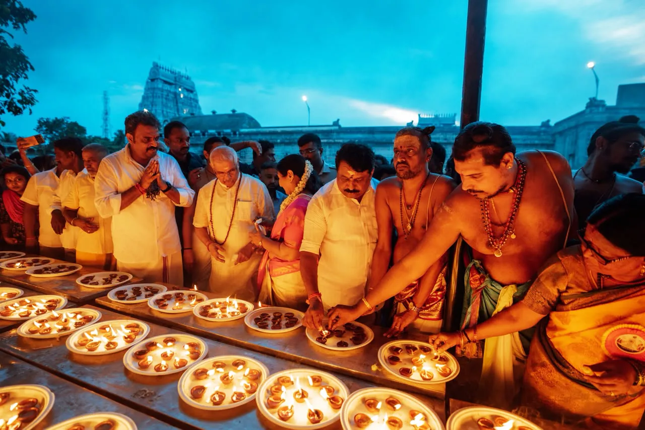 தீபப் பிரஜ்வலனம் – தில்லை கோயில் பிரகாரத்தில் ஏற்றப்பட்ட தீபங்கள்
