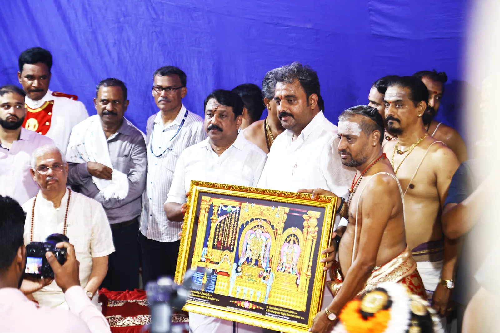 நிகழ்வில் நினைவுப் பரிசு வழங்கும் தருணம் – எஸ். வினோத் ராகவேந்திரன் உடன் கோயில் தீட்சிதர்கள்