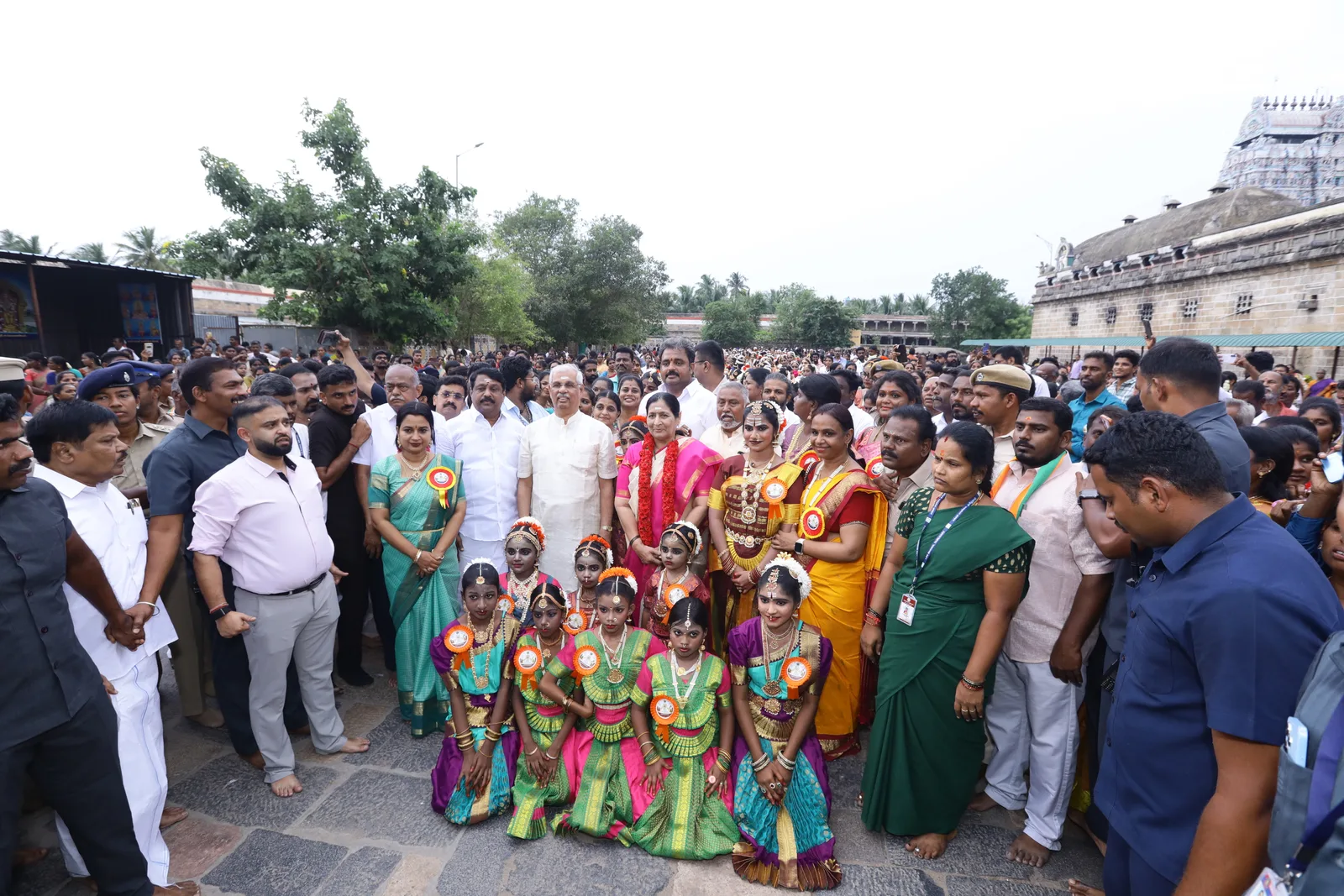 தமிழக ஆளுநர் ராஜேந்திர விஸ்வநாத் அர்லேகர், நயினார் நாகேந்திரன் உள்ளிட்டோருடன் இளம் பரதநாட்டியக் கலைஞர்கள் – சிதம்பரம் தில்லை நடராஜர் கோயில்