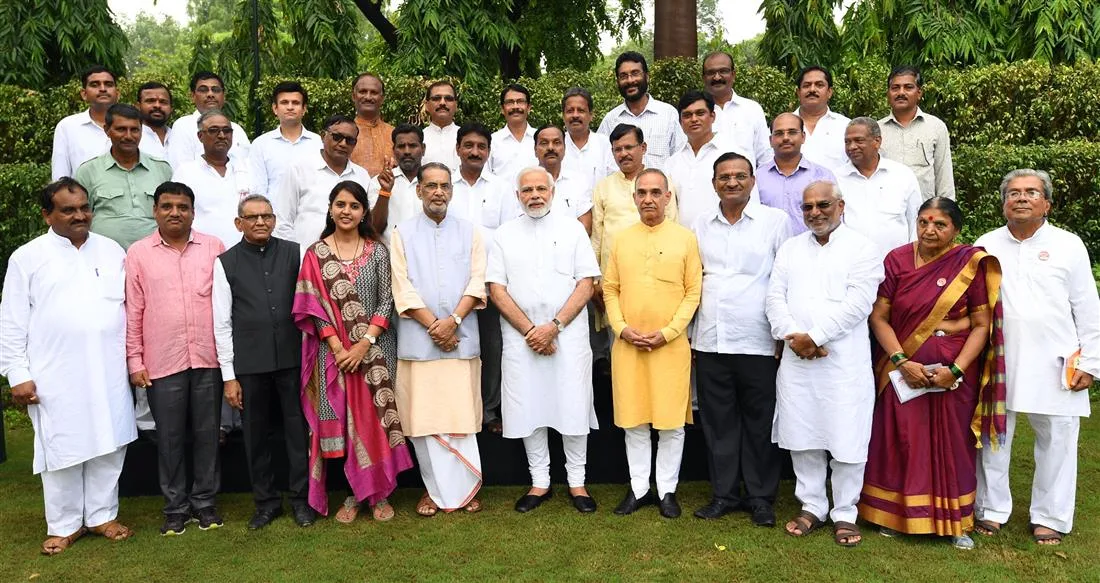 கரும்பு விவசாயிகளுடன் பிரதமர் நரேந்திர மோடி — கோப்புப் படம்