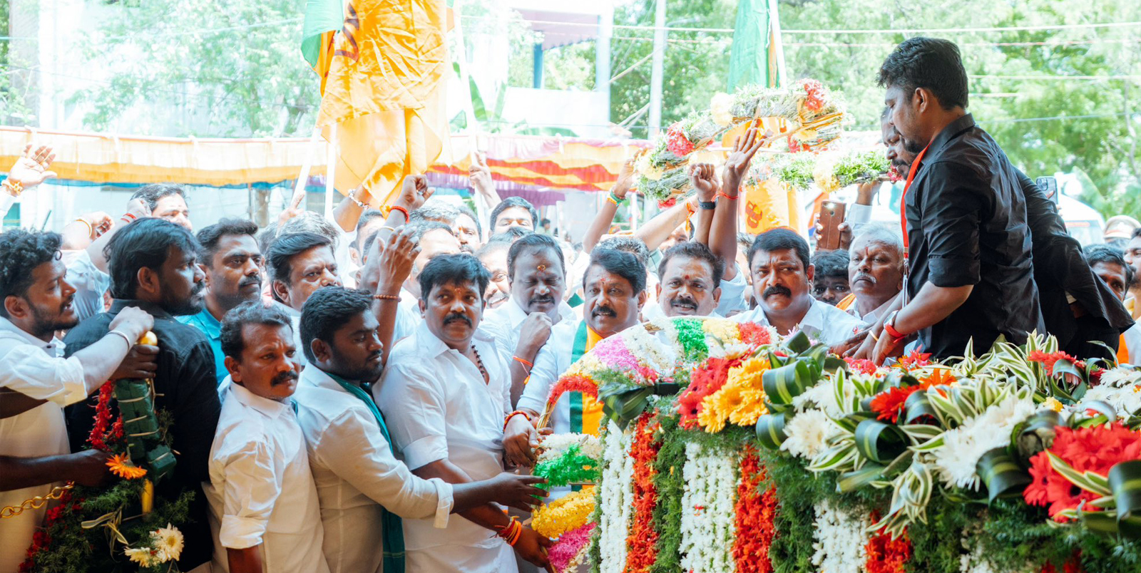 தியாகி இமானுவேல் நினைவிடத்தில் பாஜக மாநில தலைவர் நயினார் நாகேந்திரன் மரியாதை